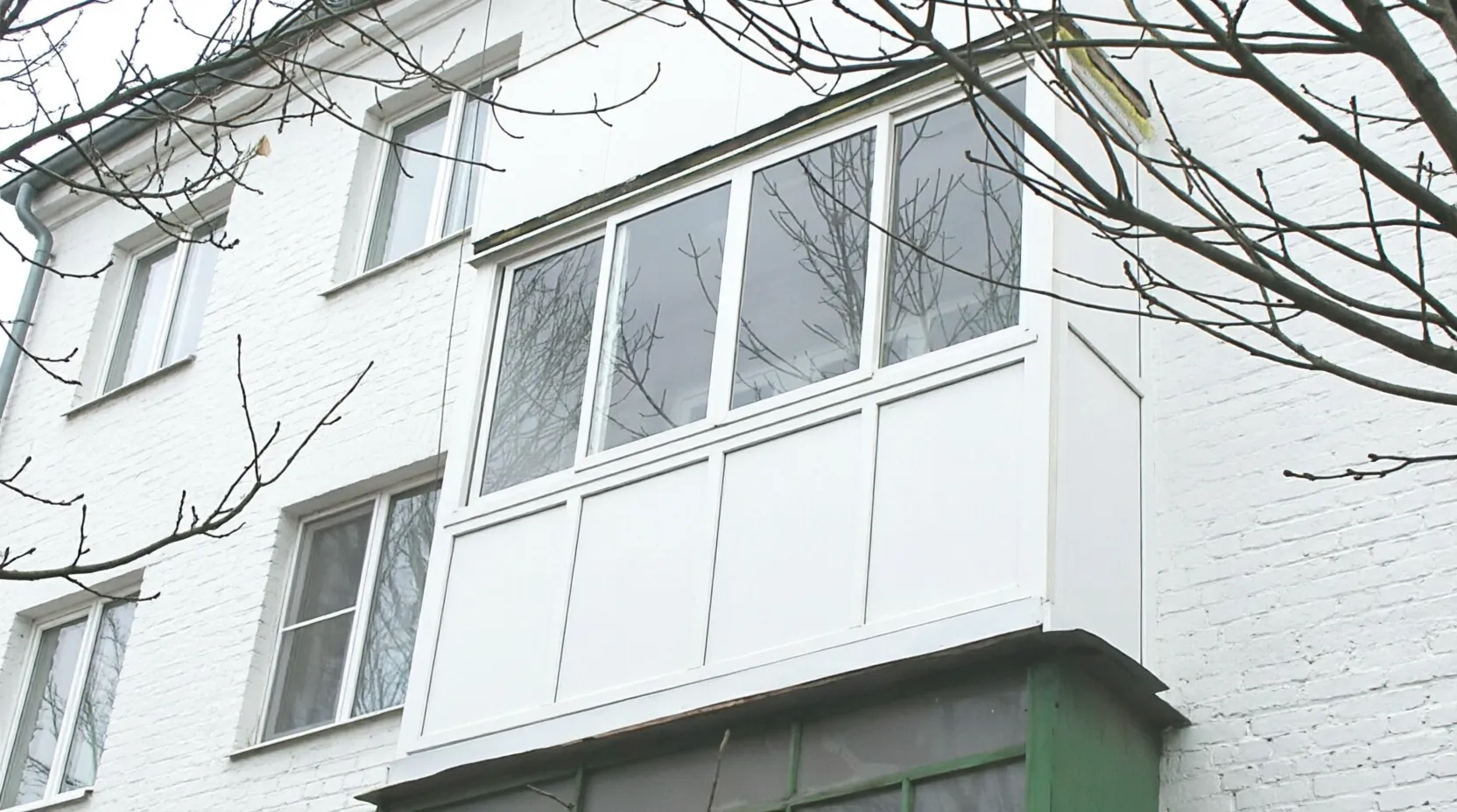 Панорамное остекление балкона в Алматы