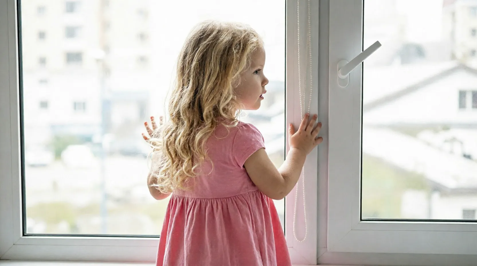 Ребенок у окна