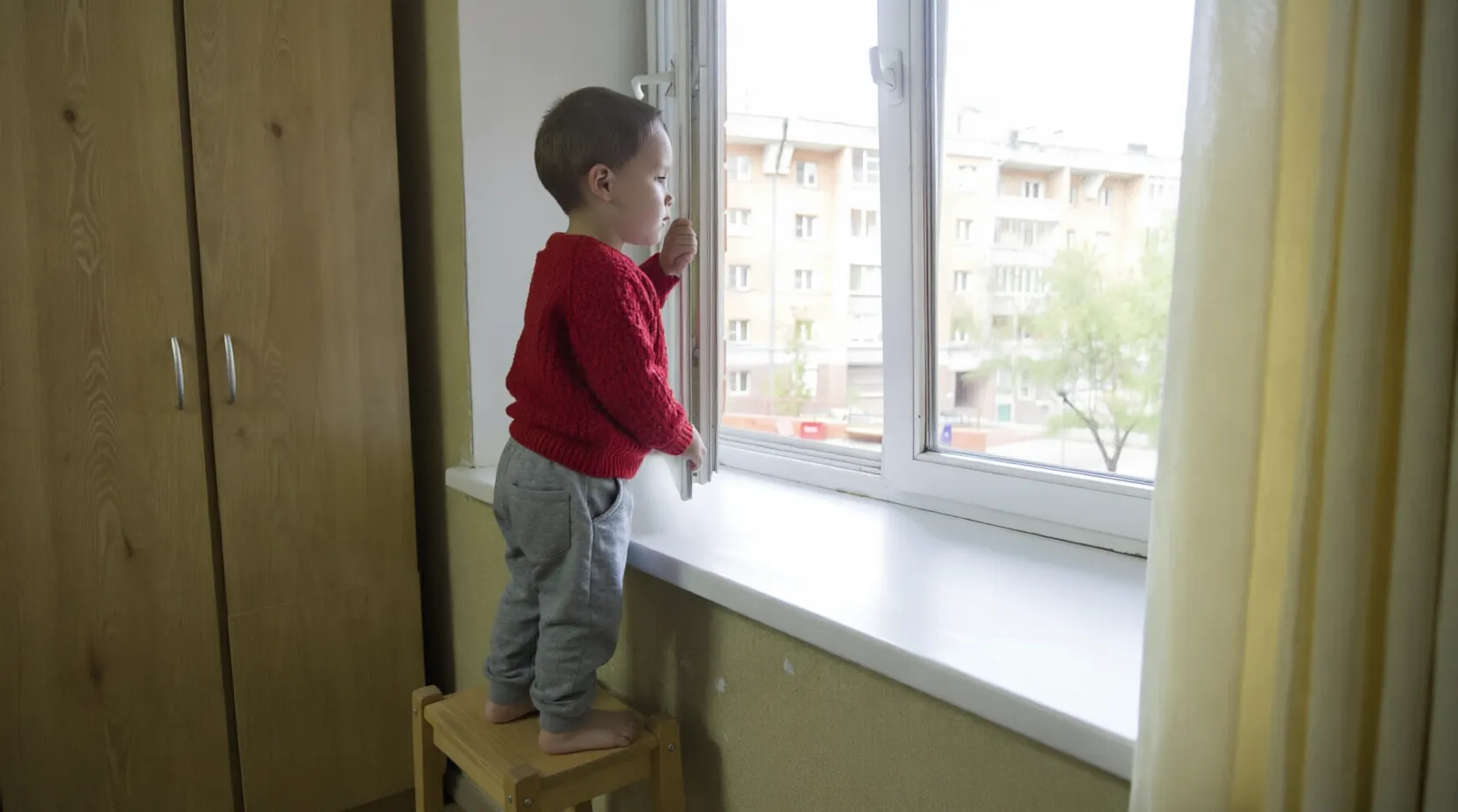 Мебель у окна